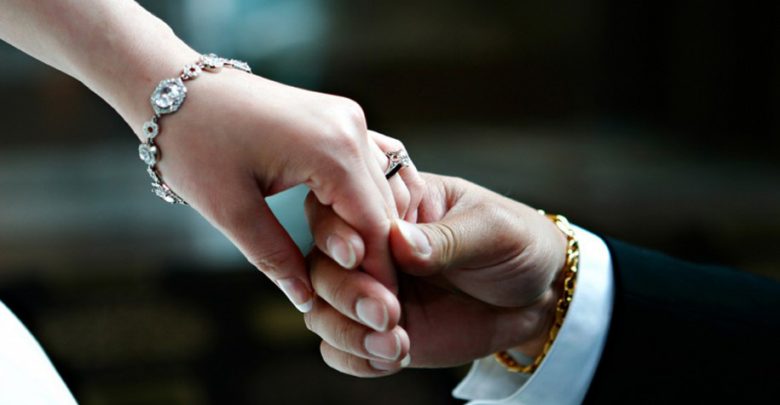 Wedding-hands-talajavaer-magazine