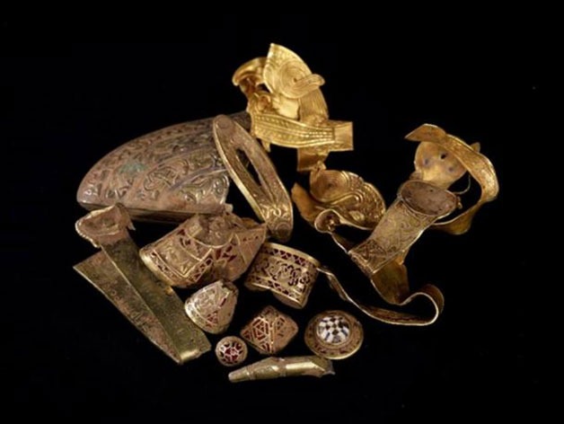 https://www.ancient-origins.net/sites/default/files/styles/large/public/gold-artifacts-Staffordshire-Hoard.jpg?itok=doLyfl0J