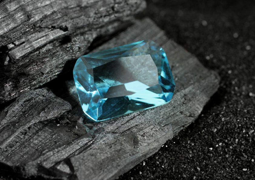 Aquamarine-stone-in-jewelry-talajavaher-majazine