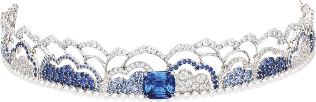 این گردنبند فاخر از کلکسیون جدید Dior Milly Dentelle اثر Victoire de Castellane، تفسیری شاعرانه از توری (lace) است که از عمارت محبوب کریستین دیور در Milly-la-Forêt الهام گرفته