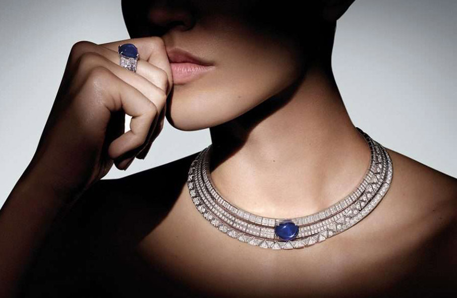 حلقه‌ی Gravité از بخش دوم کلکسیون فاخر Awakened Hands, Awakened Minds، با الهام از نوآوری‌های مکانیکی قرن نوزدهم، طراحی‌ای مدرن و جسورانه را ارائه می‌دهد. 