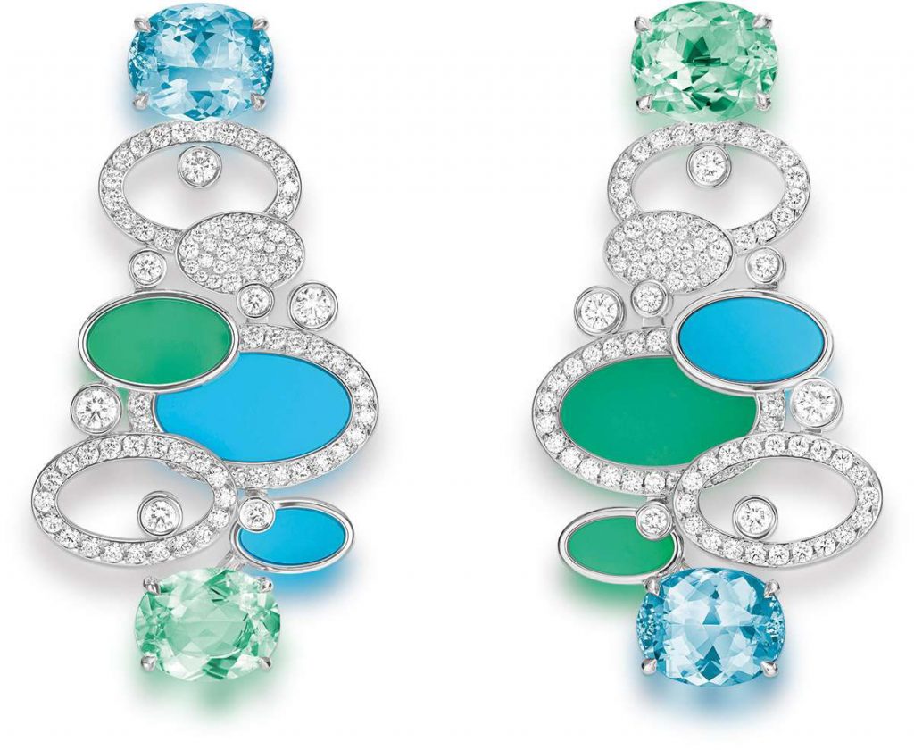 الهام‌گرفته از تُن‌های نرم و فرم‌های روان نقاشی آبرنگ، گوشواره‌های Bubbly Delight از برند Piaget، آکوامارین، تورمالین، فیروزه و الماس‌های brilliant-cut را در طرحی بازیگوش و در عین حال ظریف ترکیب کرده‌اند.