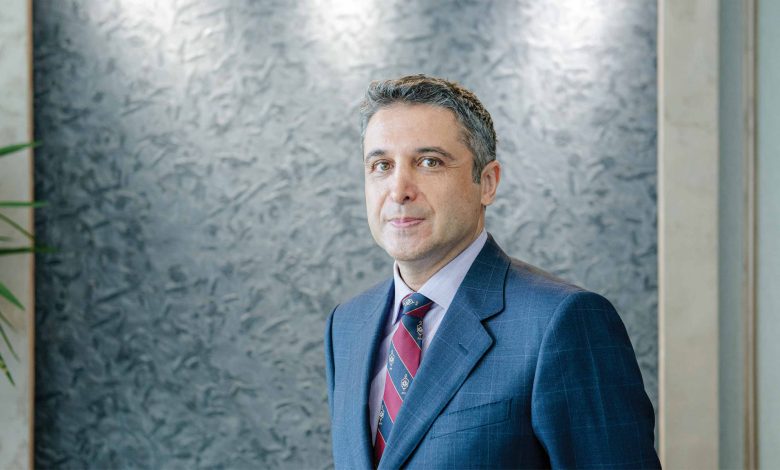 دکتر مهران همتی بنیان‌گذار کلینیک دندانپزشکی رادین در مجتمع حیات سبز پاسداران