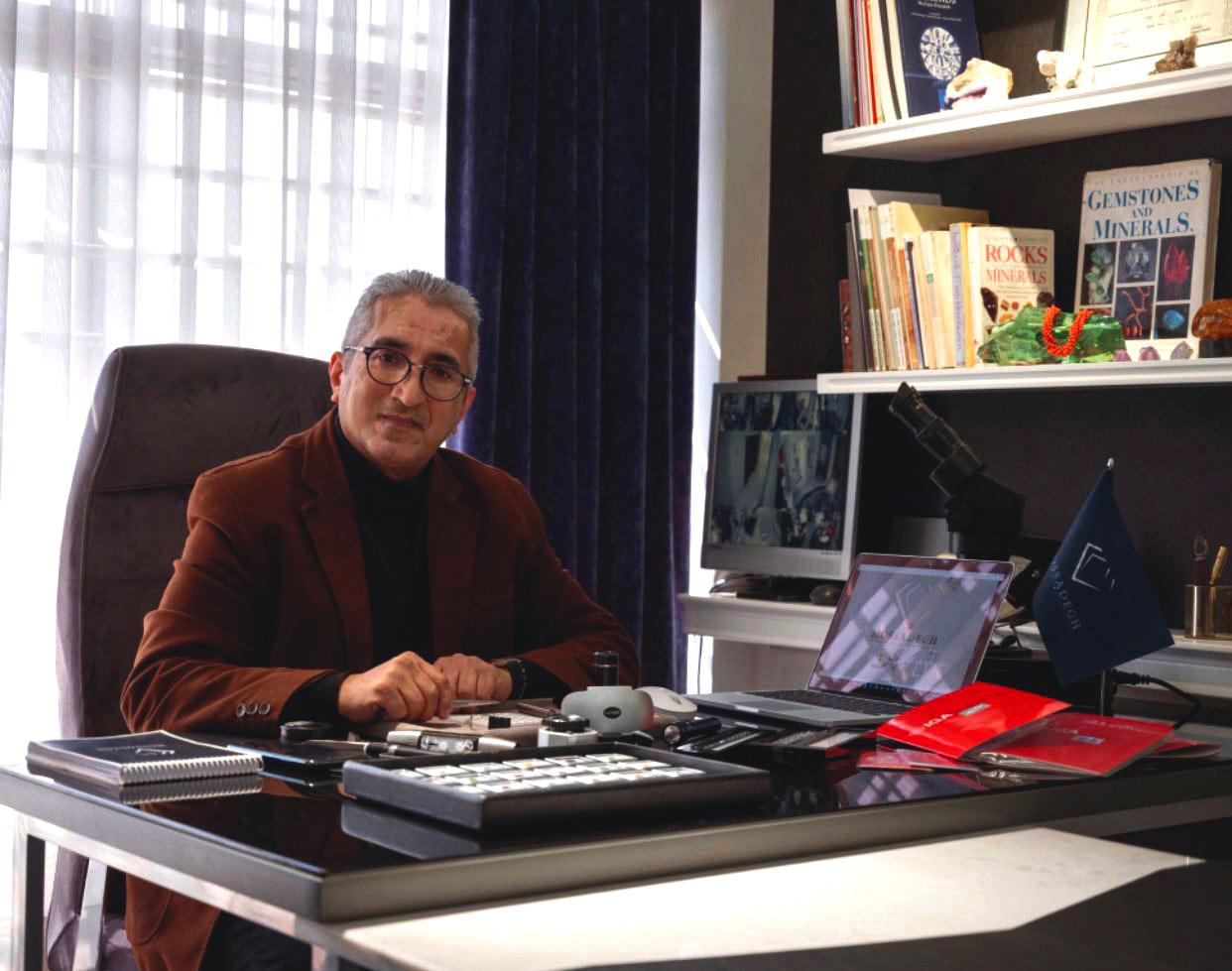 محمد مصدق گوهر شناس و فعال صنف طلا و جواهر و گوهرشناس