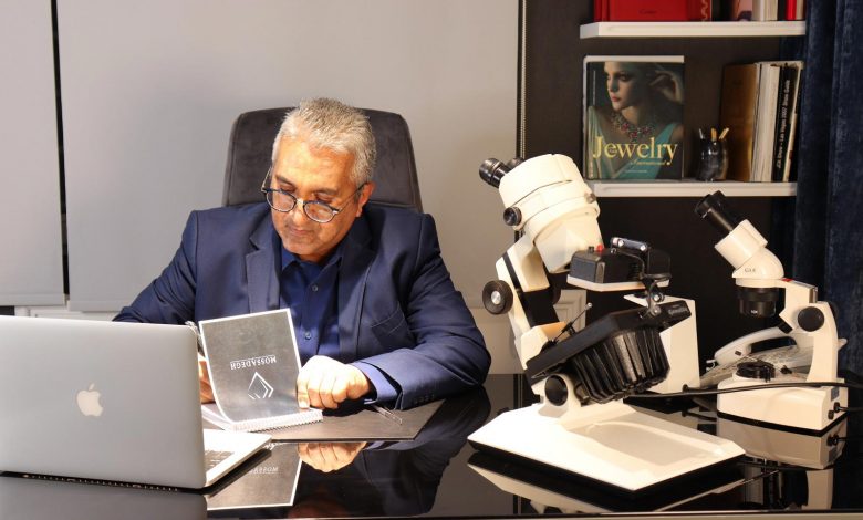 محمد مصدق گوهرشناس و کارشناس، بهترین زمرد های جهان