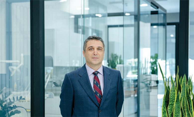 دکتر مهران همتی، بنیان‌گذار کلینیک دندانپزشکی رادین در مجتمع حیات سبز پاسداران