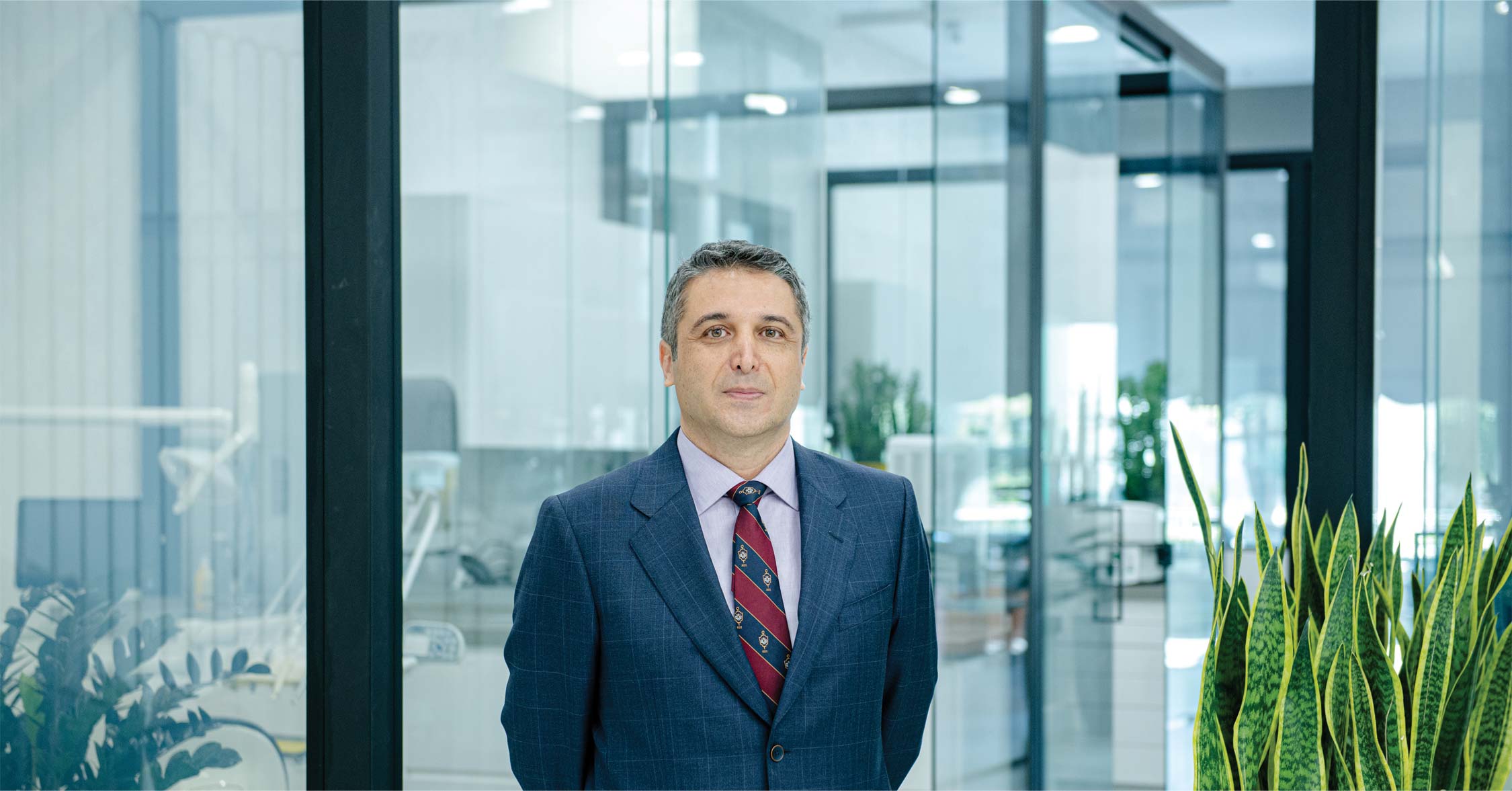 دکتر مهران همتی، بنیان‌گذار کلینیک دندانپزشکی رادین در مجتمع حیات سبز پاسداران