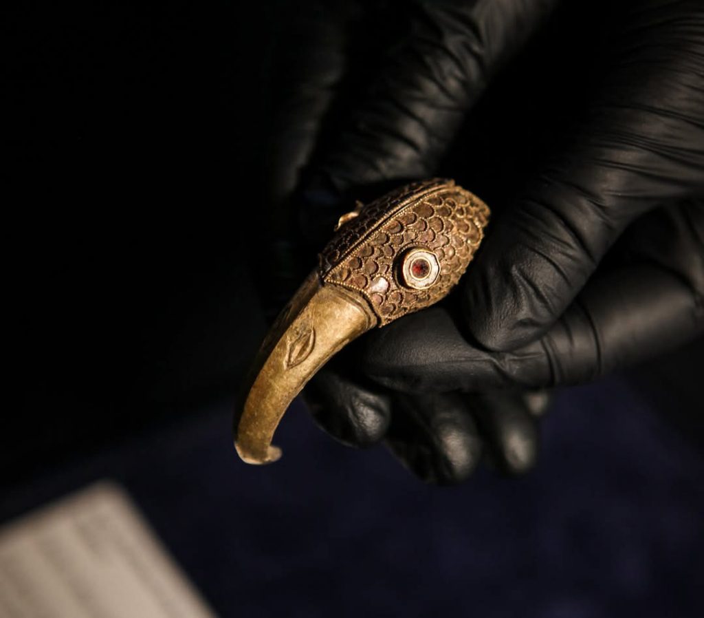 کلاغ طلایی آنگلوساکسون مزین به گارنت