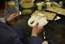نقش طلا در دنیا نوشته میترا فخر موحدی